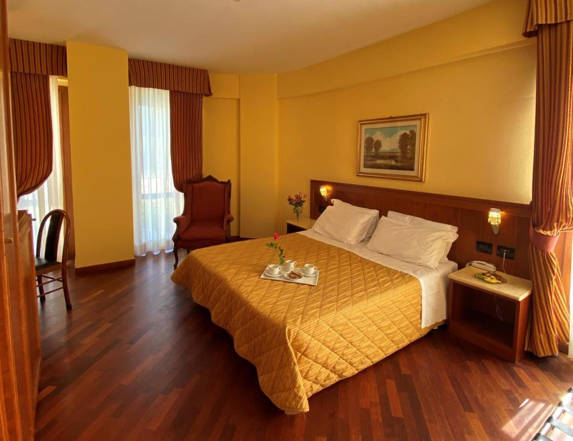 פיידילוקו Hotel Miralago מראה חיצוני תמונה